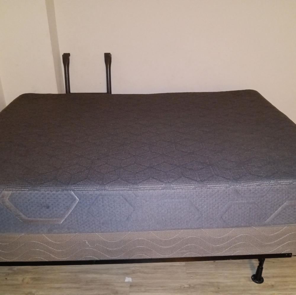 Foam mattress with metallic frame and wood box